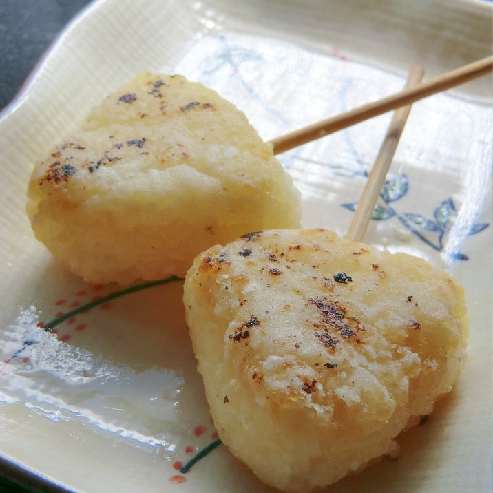 衣をまぶしてカリッと焼く、ひとくち串焼きおにぎり